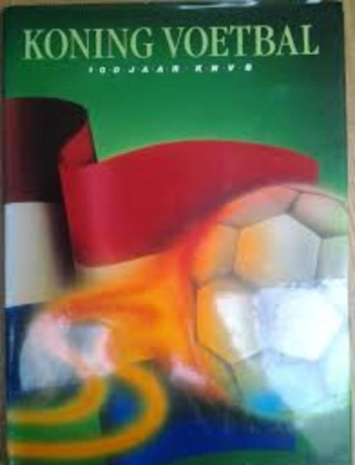 Koning Voetbal 100 jaar KNVB, Boeken, Sportboeken, Zo goed als nieuw, Balsport, Ophalen of Verzenden