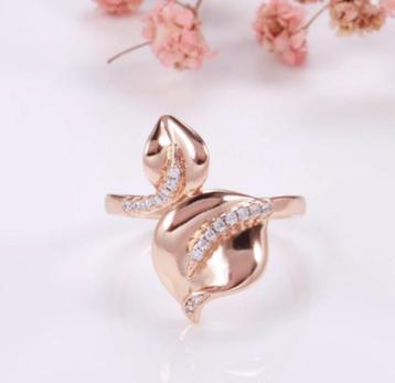 Bloembladeren 18K goud verguld ring met witte zirkonen beschikbaar voor biedingen