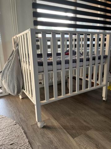 Kinderbox met wieltjes incl matras beschikbaar voor biedingen
