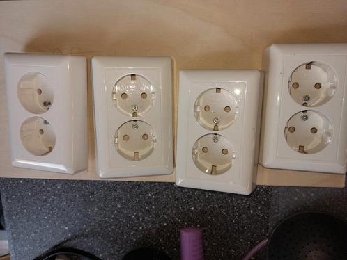 Stopcontact, Gira, opbouw, standaard 55, randaarde, Doe-het-zelf en Verbouw, Elektra en Kabels, Zo goed als nieuw, Stopcontact