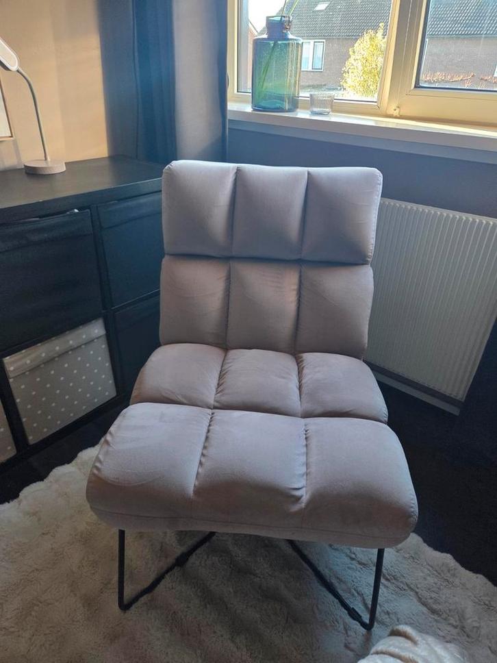 Oud roze fauteuil met metalen poten, Huis en Inrichting, Fauteuils, Gebruikt, Metaal, Stof, 50 tot 75 cm, 75 tot 100 cm, Ophalen