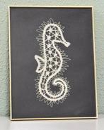 Handgemaakt zeepaard zeepaardje +lijst gehaakt kant kantwerk, Hobby en Vrije tijd, Overige typen, Ophalen of Verzenden, Zo goed als nieuw
