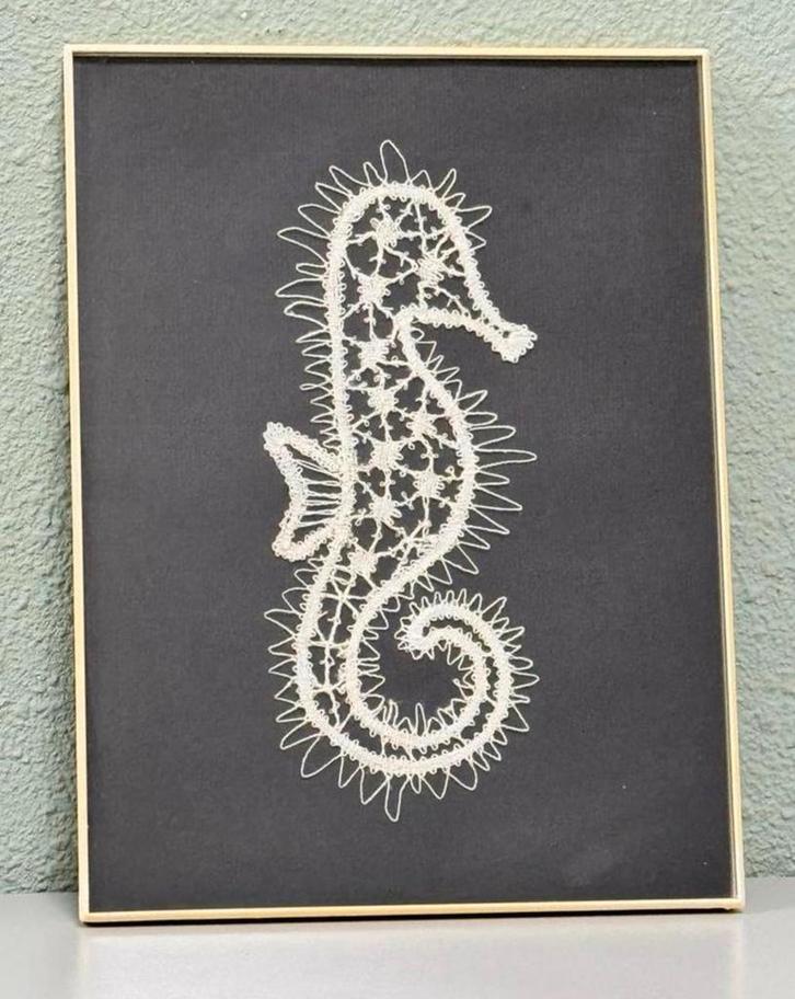 Handgemaakt zeepaard zeepaardje +lijst gehaakt kant kantwerk, Hobby en Vrije tijd, Breien en Haken, Zo goed als nieuw, Overige typen