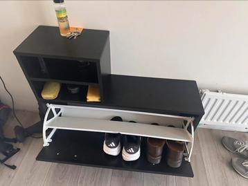 Zwart halmeubel met schoenenkast en kapstok