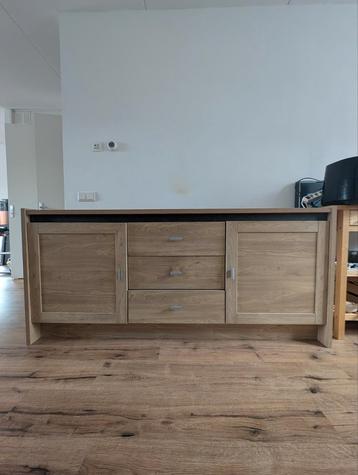 Houten Dressoir met Lades en Deuren beschikbaar voor biedingen