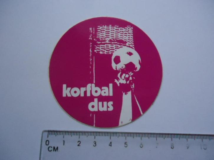sticker oud KORFBAL DUS jaren 70 sport nl seventies, Verzamelen, Stickers, Zo goed als nieuw, Bedrijf of Vereniging, Verzenden