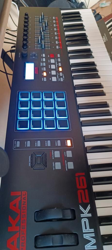 Akai profesional MPC261, Muziek en Instrumenten, Midi-apparatuur, Zo goed als nieuw, Ophalen