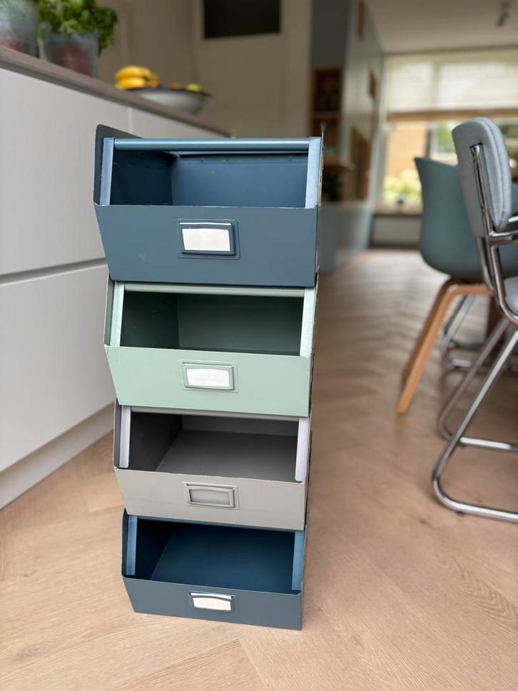 Vier gekleurde metalen opbergbakken, Doe-het-zelf en Verbouw, Kratten en Dozen, Gebruikt, Bak of Kist, Minder dan 50 cm, Minder dan 35 cm