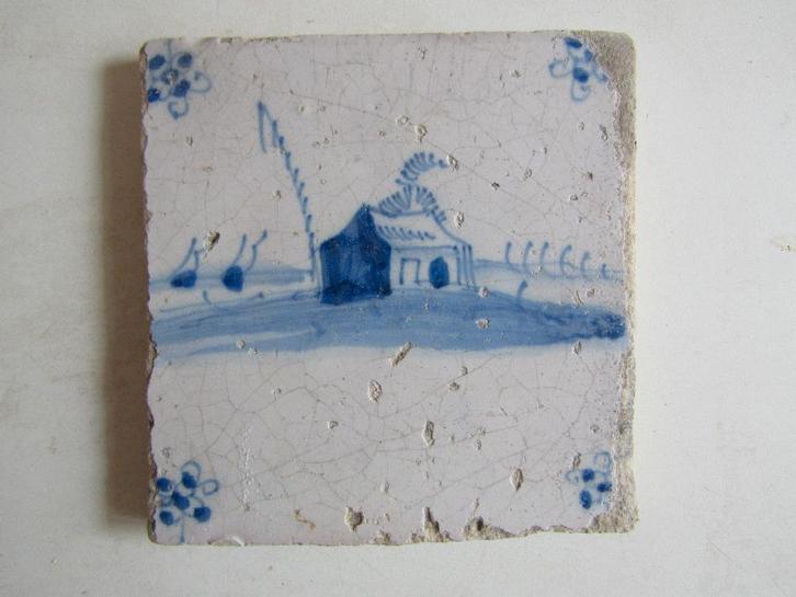 een 17e eeuwse tegel met een huisje op een terp., Antiek en Kunst, Antiek | Wandborden en Tegels, Ophalen of Verzenden