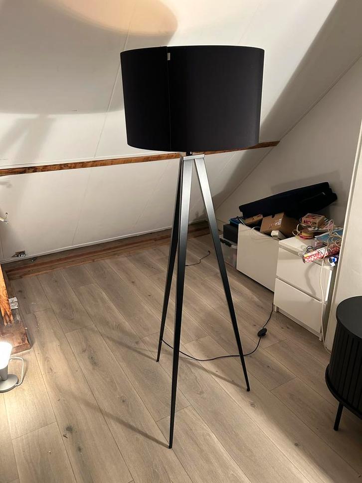 Zuiver Tripod Lamp Zwart - Kleine Beschadiging, Huis en Inrichting, Lampen | Vloerlampen, Gebruikt, 100 tot 150 cm, Stof, Ophalen of Verzenden