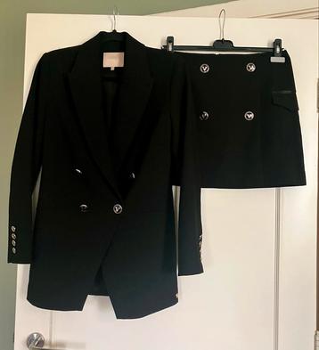 2 delige Zwarte set. JoshV, Josh V blazer en rokje beschikbaar voor biedingen