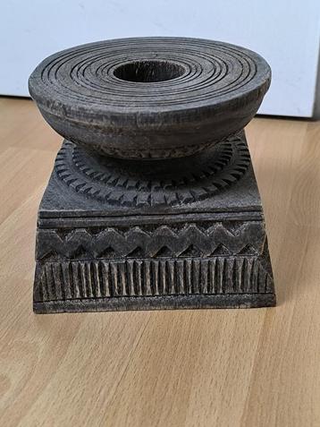 Mooie houten kandelaars beschikbaar voor biedingen