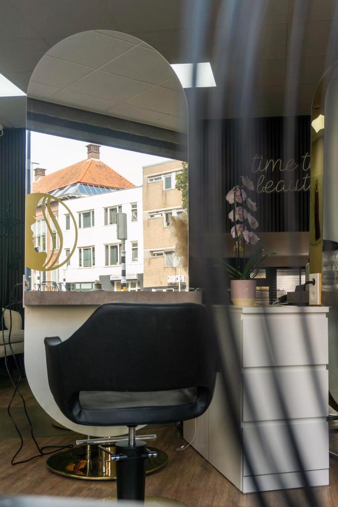 Kappersstoel te huur, Antiek en Kunst, Antiek | Meubels | Stoelen en Banken, Ophalen of Verzenden