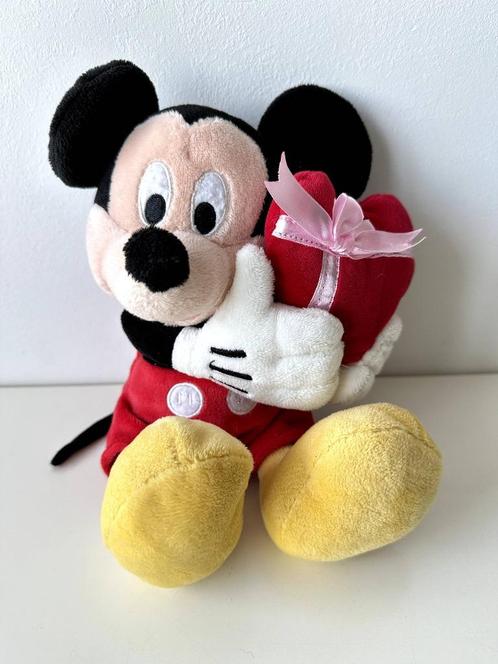 Knuffel Mickey Mouse met hart 25 cm / Disney / Valentijn, Verzamelen, Disney, Zo goed als nieuw, Knuffel, Mickey Mouse, Ophalen of Verzenden