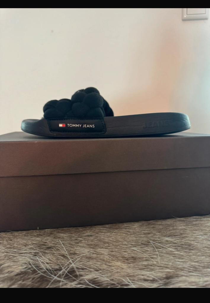 Tommy Hilfiger slippers, Kleding | Dames, Schoenen, Zo goed als nieuw, Slippers, Zwart, Ophalen of Verzenden
