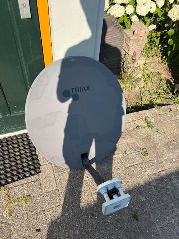 Schotel met satellietontvanger  beschikbaar voor biedingen