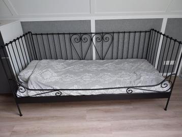 metalen bed met lattenbodem en matras beschikbaar voor biedingen
