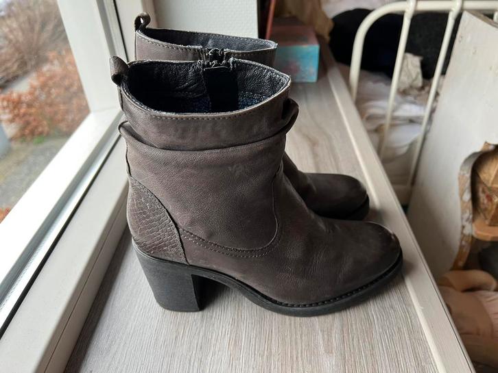 Een paar donkergrijze halve leren enkellaarsjes maat 36, Kleding | Dames, Schoenen, Gedragen, Lage of Enkellaarzen, Grijs, Ophalen of Verzenden