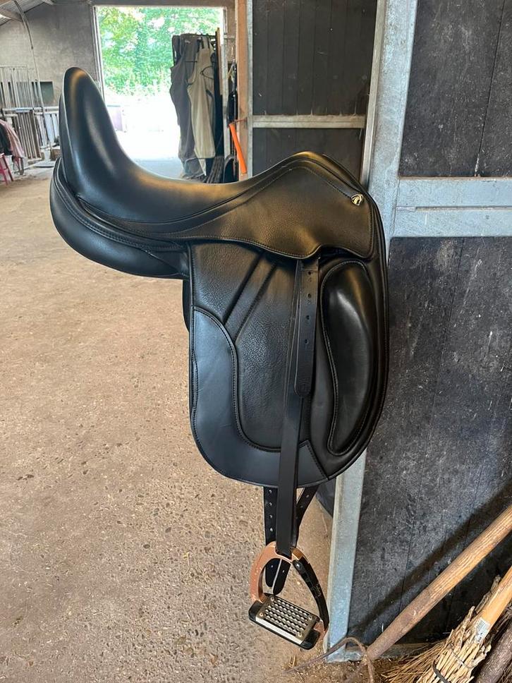 Graziozo dressuurzadel model capri 17 inch, Dieren en Toebehoren, Paarden en Pony's | Zadels, Zo goed als nieuw, Dressuur, Ophalen