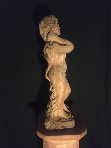 Italiaans terracotta tuinbeeld op zuil beschikbaar voor biedingen