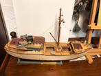 Flinke modelboot van hout op standaard, Hobby en Vrije tijd, Modelbouw | Boten en Schepen, Ophalen, Gebruikt, Groter dan 1:32