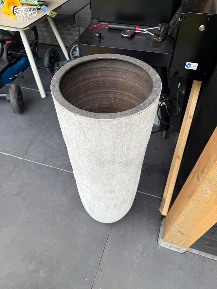 Hoge lichtgrijze bloempot met betonlook 90cm hoog 28,5 pot, Tuin en Terras, Bloempotten, Gebruikt, Beton, Binnen, 70 cm of meer