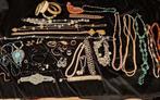 Lot vintage sieraden armband ketting ring broche, Ophalen, Gebruikt, Overige materialen