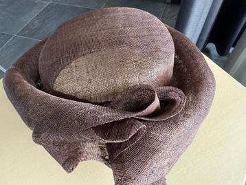 Prachtige hoed (bruin) beschikbaar voor biedingen