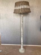 Vloerlamp staande lamp brocante stijl, met rieten kap, Huis en Inrichting, Brocante, 150 tot 200 cm, Hout, Ophalen