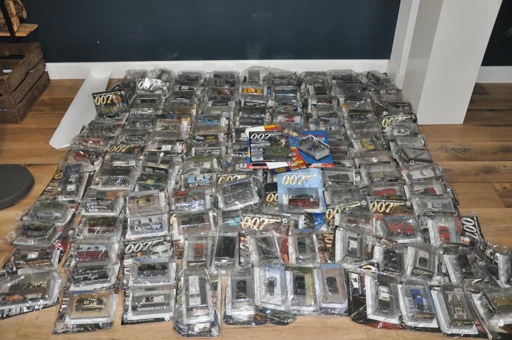 Complete 137X James Bond car collectie in originele folies, Hobby en Vrije tijd, Modelauto's | 1:43, Overige merken, Auto, Nieuw