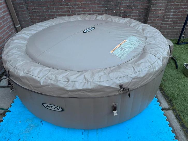 De Intex PureSpa Bubble Deluxe is geschikt voor 6 personen, Tuin en Terras, Bubbelbaden en Hottubs, Zo goed als nieuw, Grondzeil