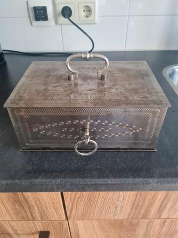 Vintage Metalen Kassa met Sleutel beschikbaar voor biedingen