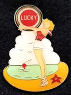 Lucky Strike pin up met bootje 1, Verzamelen, Speldjes, Pins en Buttons, Nieuw, Speldje of Pin, Verzenden, Overige onderwerpen