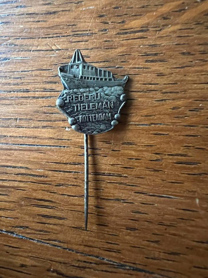 Vintage Rederij Tieleman Rotterdam Speldje, Verzamelen, Speldjes, Pins en Buttons, Gebruikt, Speldje of Pin, Transport, Ophalen of Verzenden