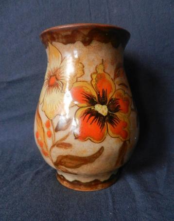 Plateel vaas decor m bloemen Kon. Zuid Holland Gouda h.12,0 beschikbaar voor biedingen