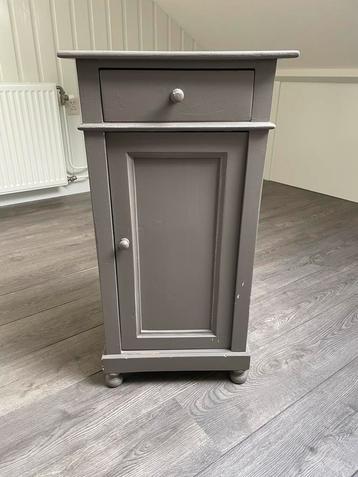 Kastje met lade en deur beschikbaar voor biedingen