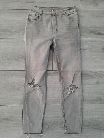 Lichtgrijze jeans
Highwaist skinny model
Destroyed maat 29
 beschikbaar voor biedingen