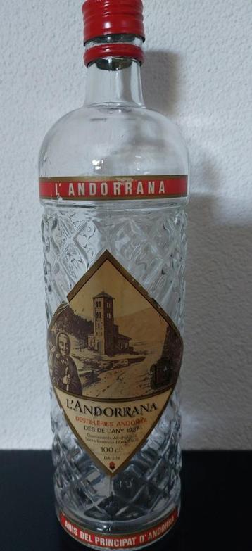 Lege fles ouzo uit Andorra. beschikbaar voor biedingen