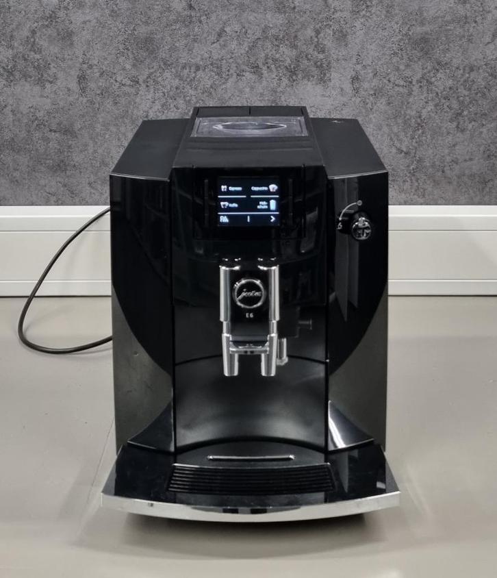 Jura E6 met Kleurendisplay en GARANTIE, Witgoed en Apparatuur, Koffiezetapparaten, Gebruikt, Gemalen koffie, Koffiebonen, Koffiemachine
