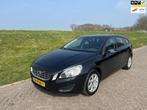 Volvo V60 2.0T Kinetic navi parkeersensoren lm velgen, Voorwielaandrijving, Euro 5, Stof, Zwart