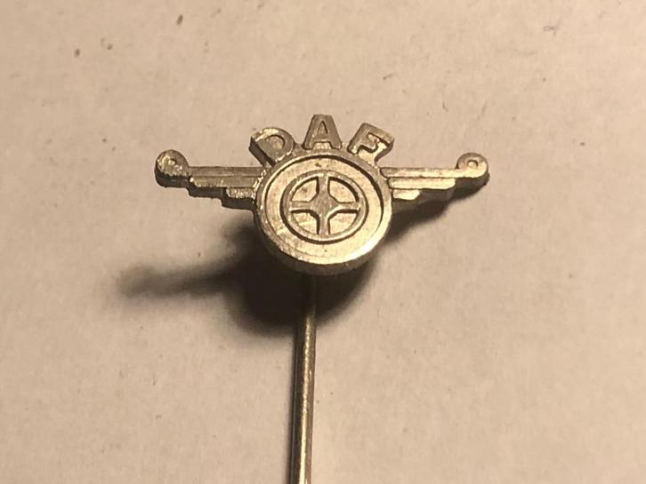 Metalen DAF AUTOMERK Speld (Metaalkleur)., Verzamelen, Speldjes, Pins en Buttons, Zo goed als nieuw, Speldje of Pin, Transport