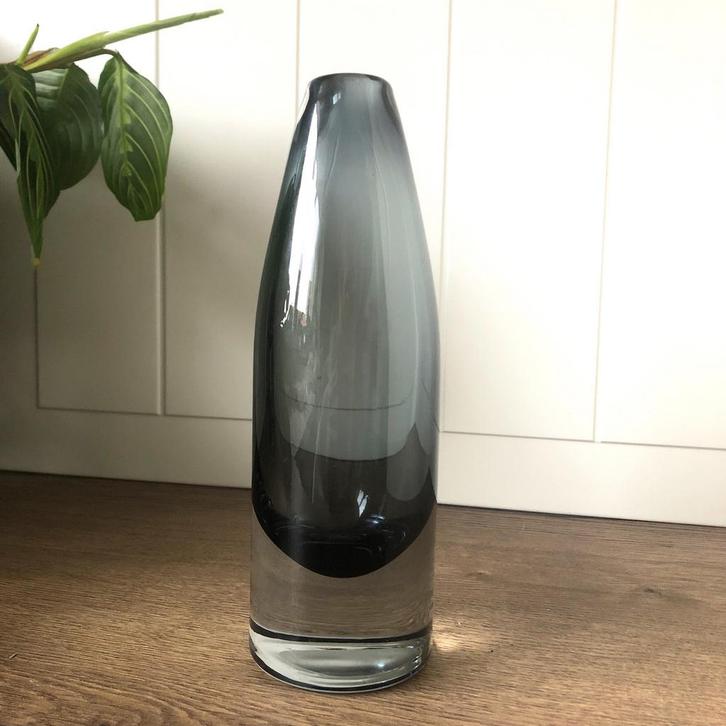 Light & living Vaas Ø7,5x23,5 cm ESTUA glas grijs rookglas, Huis en Inrichting, Woonaccessoires | Vazen, Zo goed als nieuw, Overige kleuren