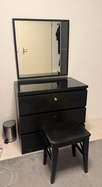 Zwarte kaptafel met spiegel en krukje beschikbaar voor biedingen