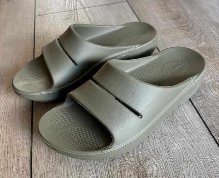Oofos slippers maat 39., Kleding | Dames, Schoenen, Zo goed als nieuw, Ophalen of Verzenden