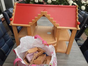 Houten Poppenhuis met Meubels beschikbaar voor biedingen