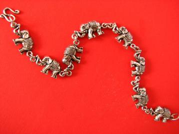 Mooie Fijn Zilveren Armbandje met 8 kleine olifantjes beschikbaar voor biedingen