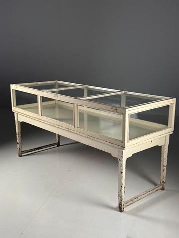 Vitrinekast toonbank vintage wit beschikbaar voor biedingen