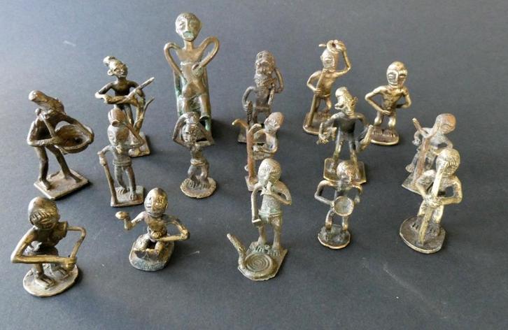 16 stuks Akan Ashanti bronzen stofgoud-goudgewichten, Antiek en Kunst, Antiek | Koper en Brons, Brons, Verzenden