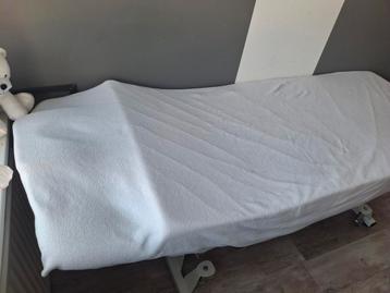 Massage tafel elektrisch beschikbaar voor biedingen