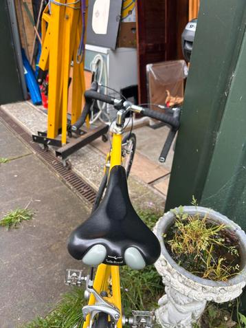 Gele racefiets beschikbaar voor biedingen